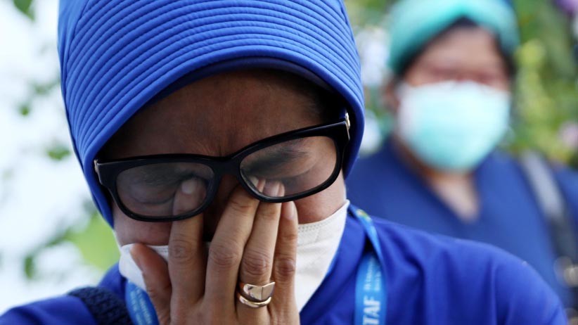 Suasana Haru Tim Medis Lepas Jenazah Dokter RSUD dr Soetomo Wafat Positif Corona - Bagian 4