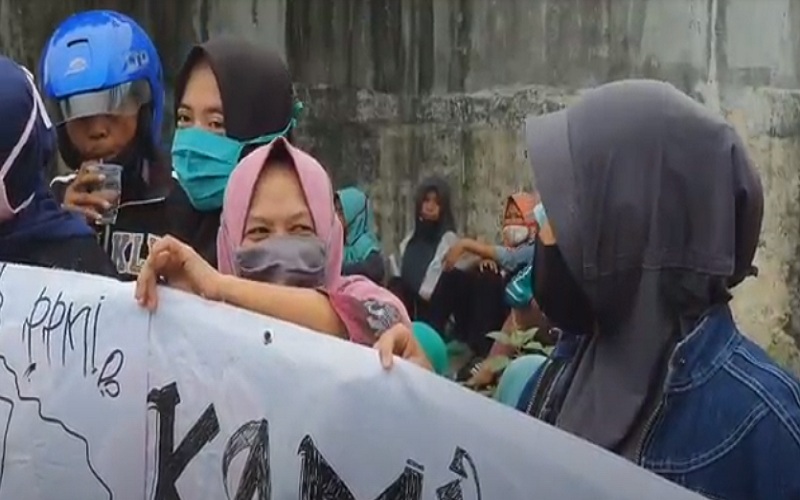 title Tolak PHK Sepihak, Ratusan Buruh Unjuk Rasa di Depan Gerbang PT Unibis Tolak PHK Sepihak, Ratusan Buruh Unjuk Rasa di Depan Gerbang PT Unibis