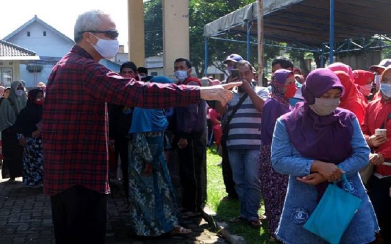 Ganjar Pranowo Buru-Buru Turun Mobil Marahi Warga Tak Bermasker di Magelang