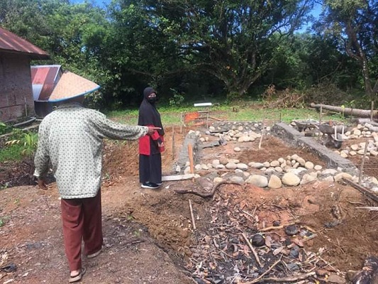 Mengharukan, Warga Ramai-Ramai Bangun Rumah Layak Huni untuk Buruh Lepas di Padang