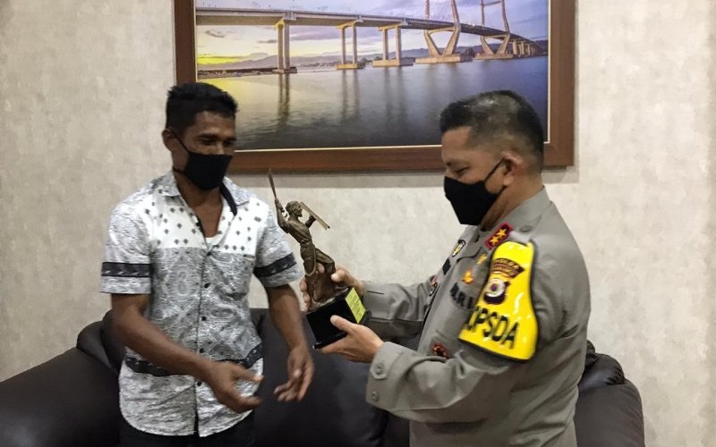 title Kunjungan Balasan, Keluarga Pahlawan Kapitan Pattimura Berikan Cendera Mata untuk Kapolda Maluku Kunjungan Balasan, Keluarga Pahlawan Kapitan Pattimura Berikan Cendera Mata untuk Kapolda Maluku