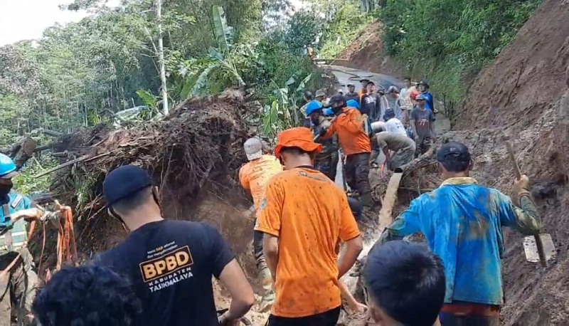 Tebing Longsor di Ciawi Tasikmalaya, Akses ke Sejumlah Perkampungan Terputus