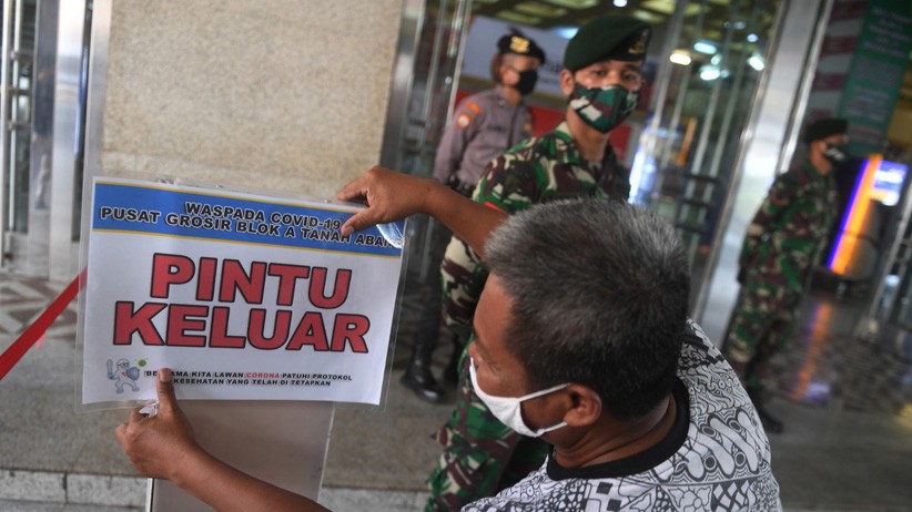 Pasar Tanah Abang Dijaga Anggota TNI-Polri Jelang Dibuka 15 Juni - Bagian 3