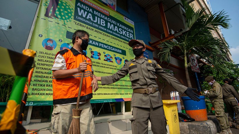 Diberi Sanksi, Pelanggar PSBB di Pasar Jatinegara Dihukum Menyapu Jalanan - Bagian 2