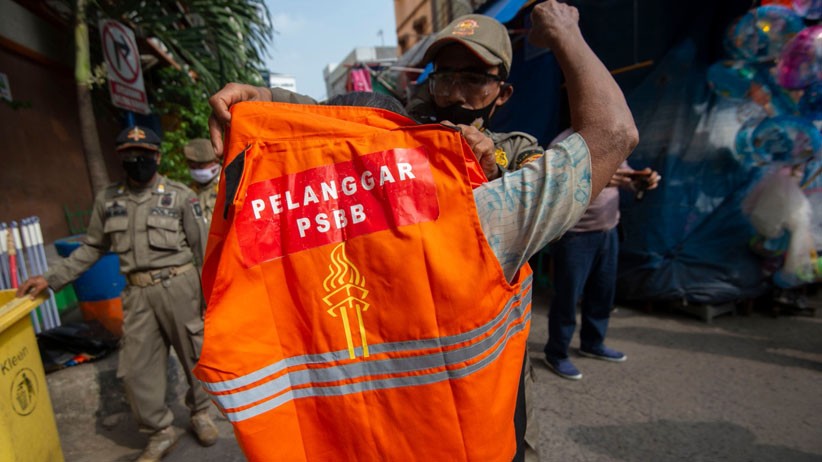 Diberi Sanksi, Pelanggar PSBB di Pasar Jatinegara Dihukum Menyapu Jalanan