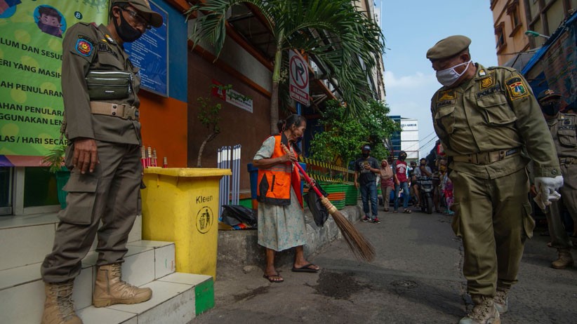Diberi Sanksi, Pelanggar PSBB di Pasar Jatinegara Dihukum Menyapu Jalanan - Bagian 3