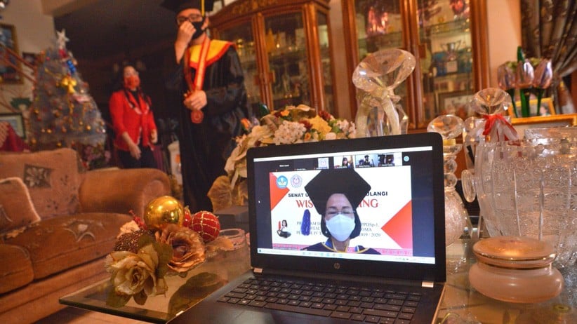 Melihat Prosesi Wisuda Online Universitas Sam Ratulangi - Bagian 2