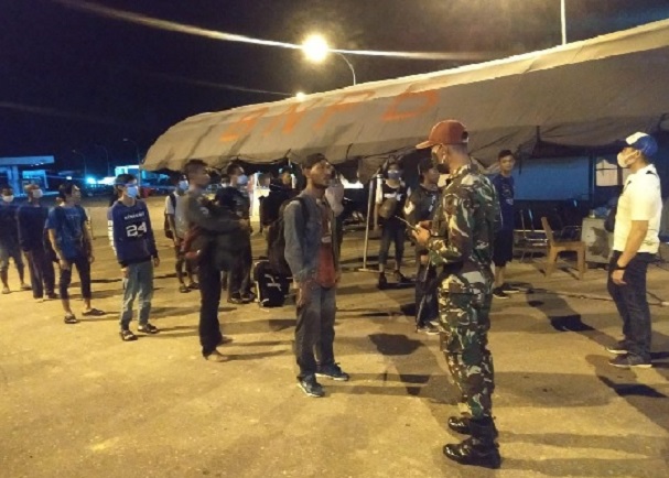 35 WNI Pulang dari Malaysia Lewat Hutan Diamankan Satgas Pamtas di Entikong