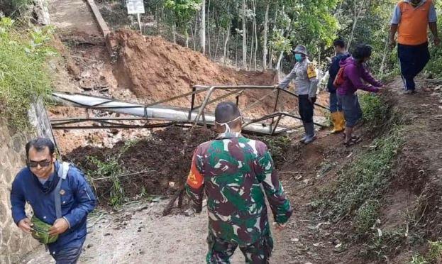 Jembatan Desa Bugel Putus akibat Longsor, 70 KK Terisolir