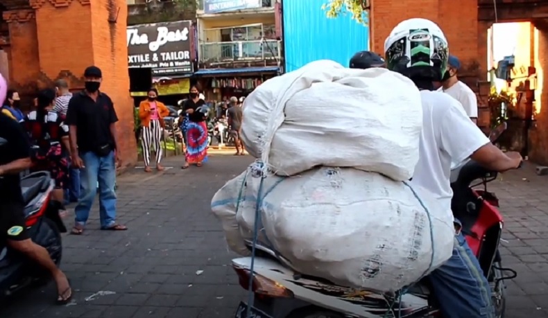 Pasar Kumbasari Ditutup karena Covid-19, Puluhan Pedagang Angkut Barang