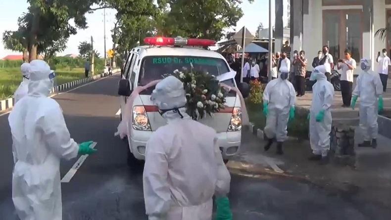  Jenazah dr Miftah Fawzy Dimakamkan di Magetan dengan SOP Covid-19