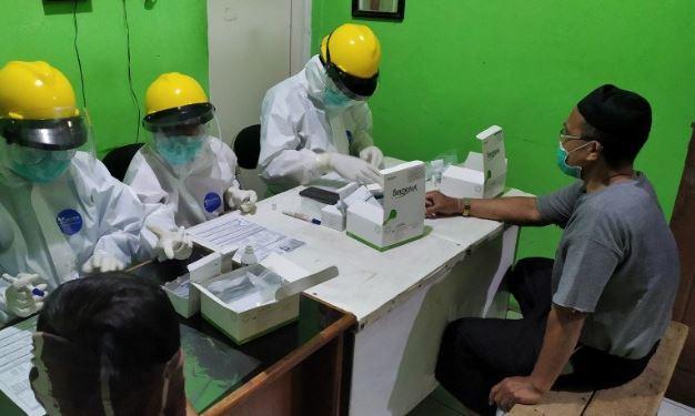 title Lacak Penyebaran Covid-19, 200 Pedagang di Pasar Leuwipanjang Bandung Jalani Rapid Test Lacak Penyebaran Covid-19, 200 Pedagang di Pasar Leuwipanjang Bandung Jalani Rapid Test