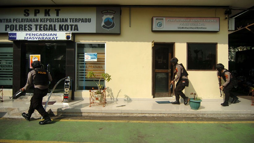 Polisi Sergap Teroris di Polres Tegal - Bagian 2