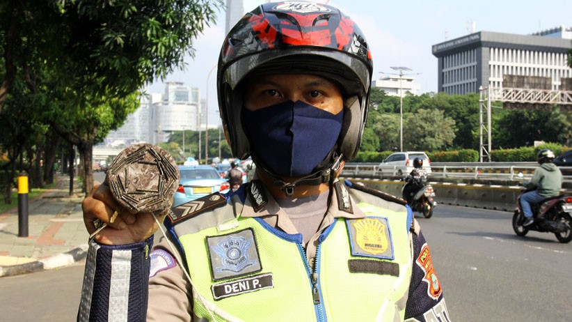 Aksi Polantas Polda Metro Jaya Sisir Jalan Gatot Subroto Cari Paku Berserakan - Bagian 4