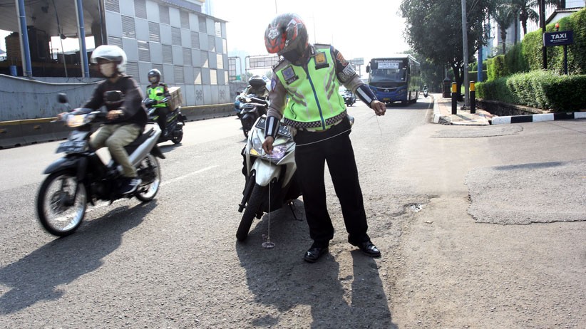 Aksi Polantas Polda Metro Jaya Sisir Jalan Gatot Subroto Cari Paku Berserakan - Bagian 2