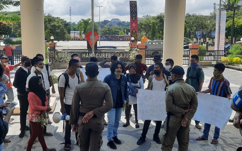 Tolak Penerapan PKM, Pedagang Pasar Mardika Ambon Demo di Balai Kota