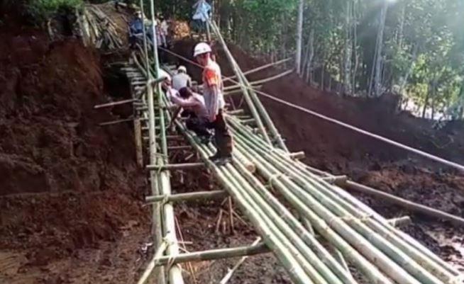Puluhan Personel TNI dan Polri Bangun Jembatan Darurat di Desa Bugel Tasikmalaya