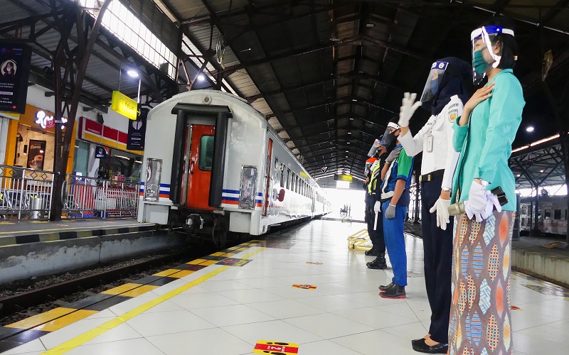 Ritual Doa Kru KAI di Purwokerto saat Perdana Berangkatkan Kereta Reguler