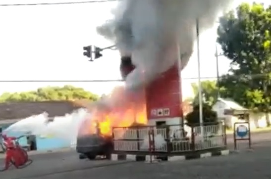 title Usai Isi BBM, Mobil Ludes Terbakar di Depan SPBU Nganjuk Usai Isi BBM, Mobil Ludes Terbakar di Depan SPBU Nganjuk