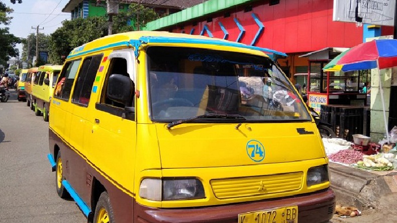 Pemasukan Menipis, Sopir Angkot di Kudus Minta Prioritas Pembelian BBM Premium