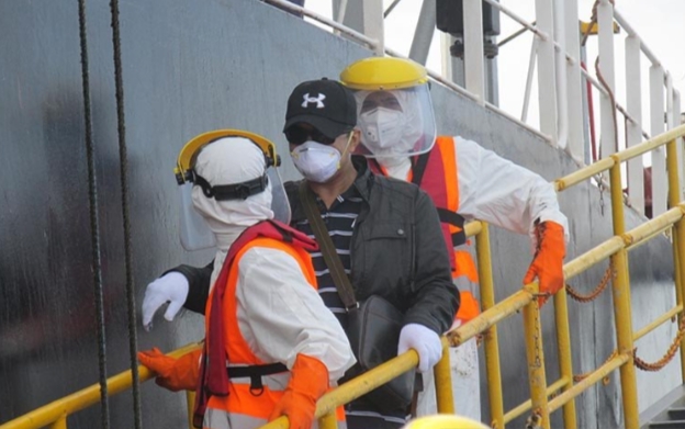 Sakit di Tengah Laut, ABK Filipina Dievakuasi Petugas dengan Protokol Covid-19