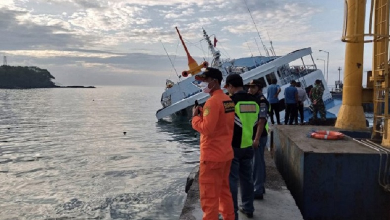 title KM Dharma Rucitra Nyaris Tenggelam, Puluhan Kendaraan Masih Terjebak di Kapal KM Dharma Rucitra Nyaris Tenggelam, Puluhan Kendaraan Masih Terjebak di Kapal