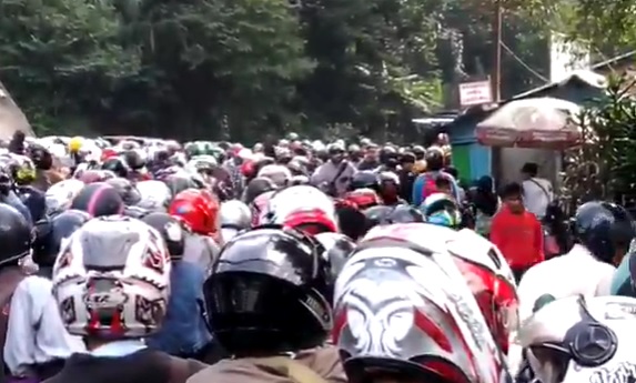 Kawasan Puncak Bogor Macet Parah Diserbu Wisatawan, Polisi Rekayasa Lalu Lintas