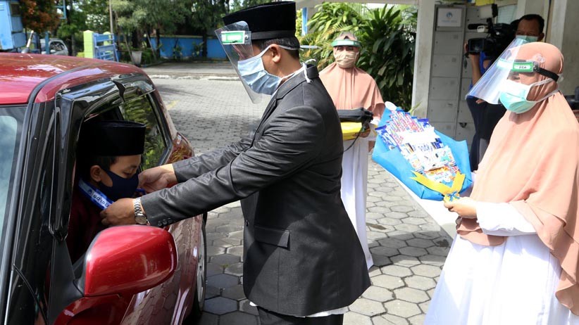 Wisuda Drive Thru, Siswa SD Al Azhar Surabaya Ikuti Acara Kelulusan dari Mobil - Bagian 3
