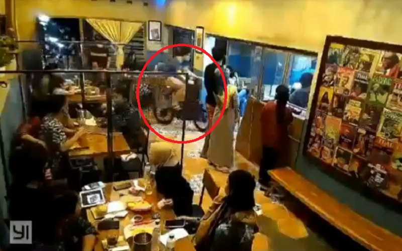 Rombongan yang Bawa Masuk Sepeda ke Kafe Sempat Telepon Tanyakan Ruangan Kosong