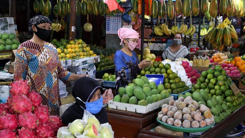 Terapkan Protokol Kesehatan, Begini Suasana Pasar Tradisional di Surabaya - Bagian 2