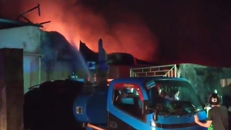 Pabrik dan Gudang Spons di Sorong Dilahap Api, Petugas Selidiki Penyebab Kebakaran