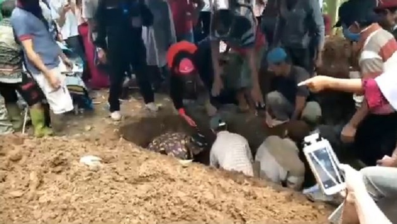 Isak Tangis Iringi Pemakaman Kakek dan Cucu Korban Longsor di Jeneponto