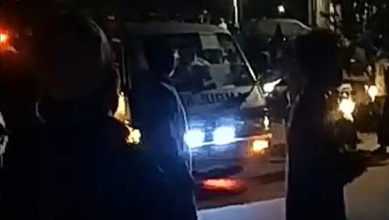 Viral, Ratusan Massa Bersenjata Tajam di Pamekasan Hadang Ambulans Pembawa Jenazah Covid-19