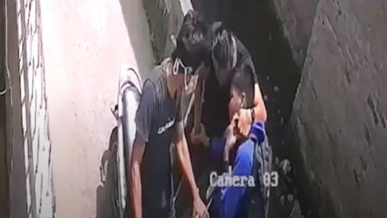 Terekam CCTV, Pelajar di Medan Diancam Pisau dan Dirampok 2 Pelaku di Gang Sepi