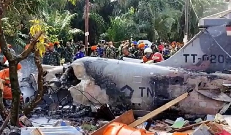 title Pesawat Tempur TNI Jatuh di Kampar, Pilot Selamat dengan Kursi Lontar Pesawat Tempur TNI Jatuh di Kampar, Pilot Selamat dengan Kursi Lontar