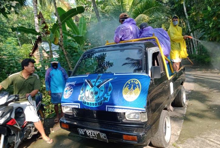 Ubah Kesan Negatif, Kelompok Suporter Bola Ini Bagikan Sembako ke Warga Kurang Mampu