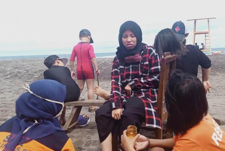 Puluhan Wisatawan di Pantai Parangtritis Disengat Ubur-ubur