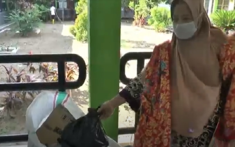 Warga Kendal Bayar Pakai Sampah untuk Imunisasi Anak di Puskesmas