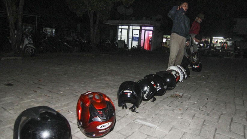 Antrean Ratusan Helm Motor Pemohon Perpanjangan SIM di Depok - Bagian 1