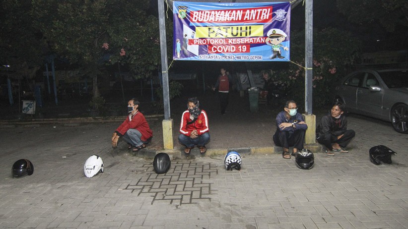 Antrean Ratusan Helm Motor Pemohon Perpanjangan SIM di Depok - Bagian 2