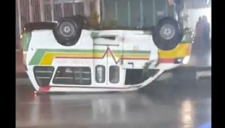 Angkutan Umum Tak Berpenumpang di Medan Terguling, Diduga Sopir Mengantuk