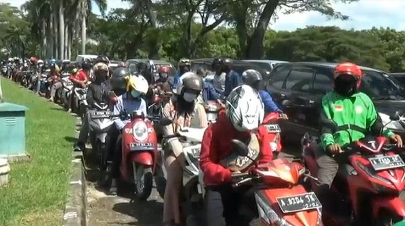 Ratusan Warga Cilegon Antusias Mengantre Ikut Rapid Test