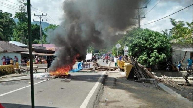 title Kecewa Penyaluran BLT di Mandailing Natal, Warga Hutapuli Siabu Blokade Jalinsum Kecewa Penyaluran BLT di Mandailing Natal, Warga Hutapuli Siabu Blokade Jalinsum