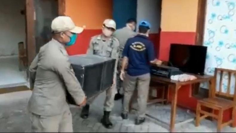 title Tempat Karaoke Ilegal di Tuban Ini Nekat Buka meski Sudah Disegel Tempat Karaoke Ilegal di Tuban Ini Nekat Buka meski Sudah Disegel