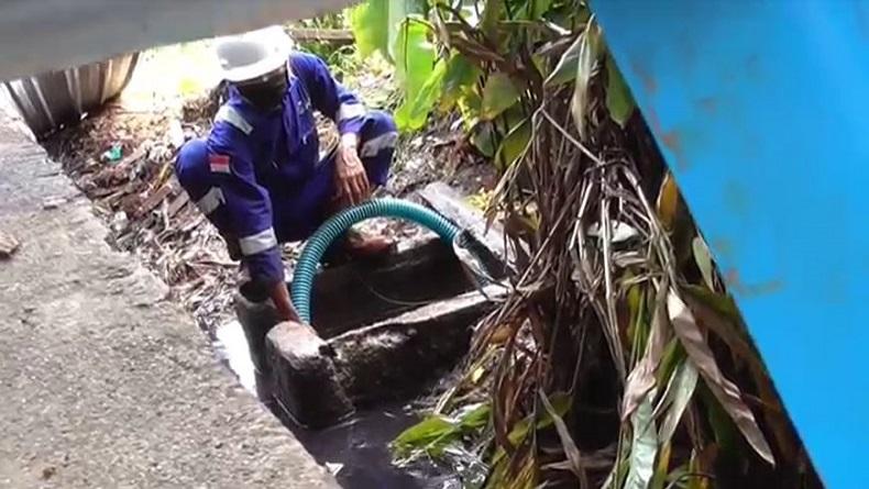 Tangki Penampungan BBM Bocor, Drainase Warga di Sorong Dibanjiri Minyak