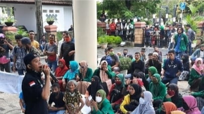 Mahasiswa dan Pedagang Pasar Mardika Ambon Demo Tolak Perwali PKM