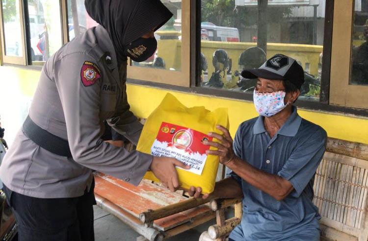 Polres Kulonprogo Bagikan 500 Paket Sembako bagi Difabel dan Panti Asuhan 
