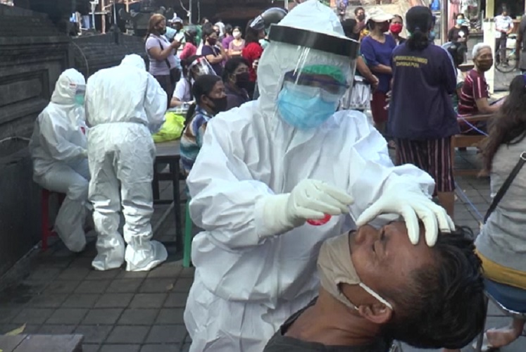 Pedagang Pasar Kumbasari Antusias Ikut Rapid Test Sebelum Berjualan Kembali