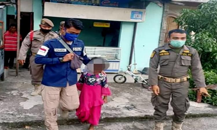 Telantar di Lampu Merah Kalawi, Anak Perempuan Dijemput Satpol PP Padang