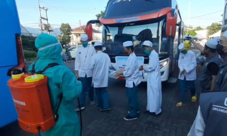 title Cegah Corona, Ponpes di Tasikmalaya Jemput Ribuan Santri dari Zona Merah Cegah Corona, Ponpes di Tasikmalaya Jemput Ribuan Santri dari Zona Merah